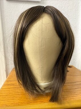 Women’s Short Straight Bob Wig in Brown with Subtle Highlights